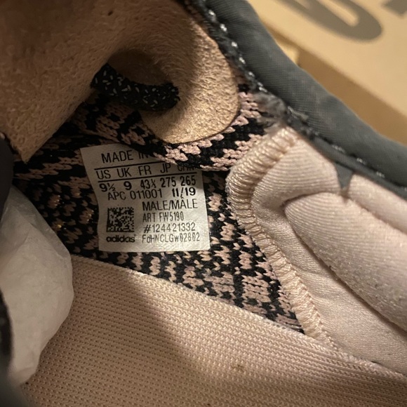Size 9.5 yeezy - Picture 4 of 6